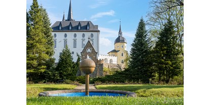 Hochzeit - Hochzeitsessen: 5-Gänge Hochzeitsmenü - Sachsen - Außenansicht Schlossgebäude vom Gaten aus. - Schlosshotel PURSCHENSTEIN