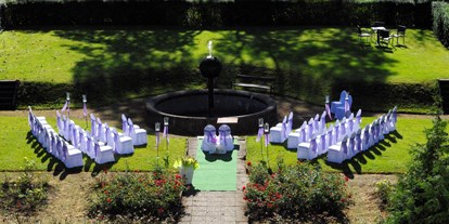 Hochzeit - Umgebung: im Park - Sachsen - Freie Trauung am Brunnen - Schlosshotel PURSCHENSTEIN