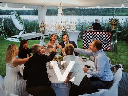 Hochzeit - Festzelt - Eine Gartenhochzeit auf der Villa Zesch nahe Berlin. - Villa Zesch am See - Eventlocation bei Berlin