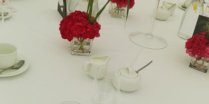 Hochzeit - Herbsthochzeit - Oppach - Runde Tische zum ausleihen für unsere Terrasse - Bergwirtschaft Bieleboh Restaurant & Hotel