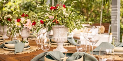 Hochzeit - Geeignet für: Firmenweihnachtsfeier - Wien Ottakring - Refugio Tafel mit Blumen - REFUGIO - Pecoraro Balsamico