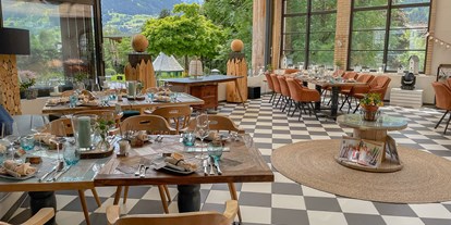 Hochzeit - Art der Location: Wintergarten - Salzburg - Die Hochzeitstafel mit weitläufigen Bergpanorama im Weitblick. - Sendlhofer's
