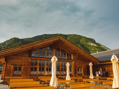 Hochzeit - Wickeltisch - St. Gallenkirch - Die große Terrasse des Alpengasthof Muttersberg bietet Platz für bis zu 300 Hochzeitsgäste. - Alpengasthof Muttersberg