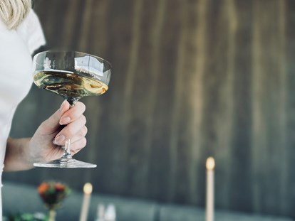 Hochzeit - Hochzeitsessen: 5-Gänge Hochzeitsmenü - Flachau - Braut mit Champagner am Brauttisch - deck7