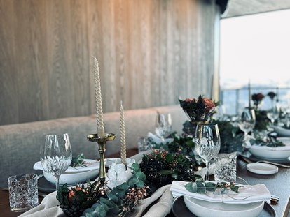 Hochzeit - Hochzeitsessen: mehrgängiges Hochzeitsmenü - Pongau - gedeckter Brauttisch - deck7 - Rooftop Haven Mountain Retreat
