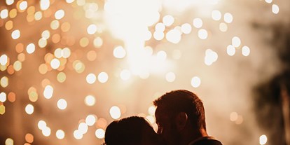 Hochzeit - Umgebung: am Land - Burgenland - Ein Feuerwerk rundet die Hochzeitsfeierlichkeiten ab. - WEINGUT LEO HILLINGER