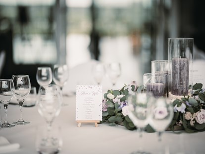 Hochzeit - Umgebung: am Land - Frauenkirchen - Eine stylisch gedeckte Hochzeitstafel im Weingut Leo HILLINGER. - WEINGUT LEO HILLINGER