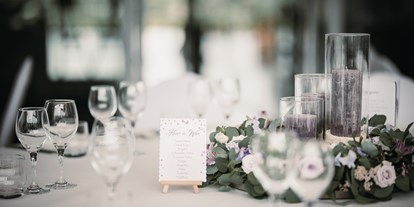 Hochzeit - Garten - Neusiedler See - Eine stylisch gedeckte Hochzeitstafel im Weingut Leo HILLINGER. - WEINGUT LEO HILLINGER