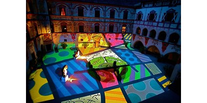 Hochzeit - Garten - Tirol - Lightshow in den Innenhof des Schlosses von Künstler Romero Britto  - Schloss Tratzberg