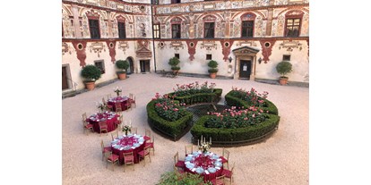 Hochzeit - Garten - Tirol - Kleines, exklusives Abendessen im Renaissance Innenhof - Schloss Tratzberg