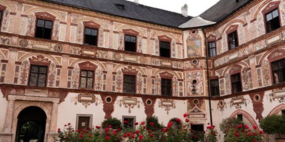 Hochzeit - Art der Location: privates Anwesen - Renaissance-Innenhof
900m2 - Der perfekte Platz für den Empfang um Ihren Gästen den 1. WOW-Effekt zu bieten - Schloss Tratzberg