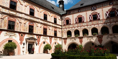Hochzeit - Garten - Tirol - Innenhof (Eingang im Bild: Nordeingang - Haupteingang) - Schloss Tratzberg