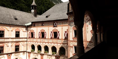 Hochzeit - Garten - Tirol - Blick vom 2. Stock in den Innenhof - Schloss Tratzberg