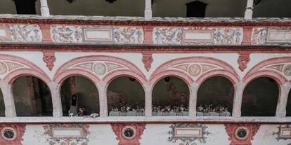 Hochzeit - Garten - Tirol - Lange Tafel in den überdachten Arkaden mit Blick in den Innenhof - Schloss Tratzberg
