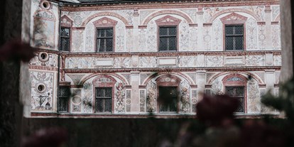 Hochzeit - Art der Location: Eventlocation - Österreich - Blick von der langen Tafel auf den Arkaden rein in den Renaissance Innenhof - Schloss Tratzberg