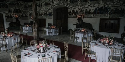 Hochzeit - Garten - Tirol - Überblick einiger Tische im 180m2 Habsburgersaal - Schloss Tratzberg