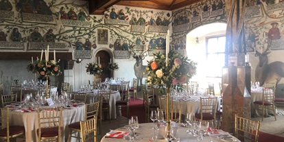 Hochzeit - Umgebung: am Land - Österreich - Beispiel Set-Up einiger runder Tische im Habsburgersaal - Schloss Tratzberg