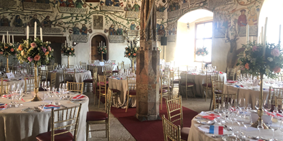 Hochzeit - Art der Location: privates Anwesen - Beispiel Set-Up einiger runder Tische im Habsburgersaal - Schloss Tratzberg