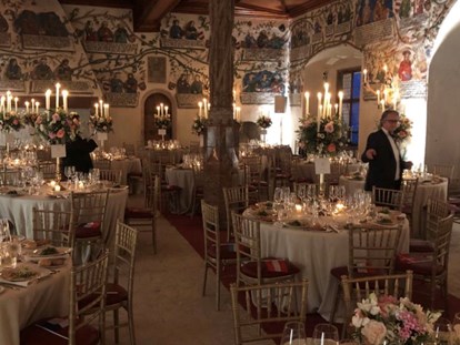 Hochzeit - Kapelle - Wattens - Überblick einiger Tische im 180m2 Habsburgersaal am Abend - Schloss Tratzberg