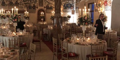 Hochzeit - Art der Location: Eventlocation - Österreich - Überblick einiger Tische im 180m2 Habsburgersaal am Abend - Schloss Tratzberg