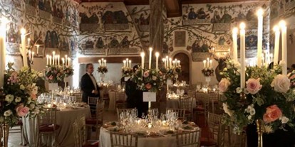 Hochzeit - Umgebung: in den Bergen - Zillertal - Überblick einiger Tische im 180m2 Habsburgersaal am Abend - Schloss Tratzberg