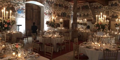 Hochzeit - Garten - Tirol - Überblick einiger Tische im 180m2 Habsburgersaal am Abend - Schloss Tratzberg