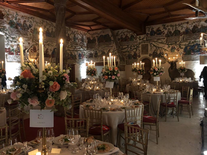 Hochzeit - Hochzeitsessen: Catering - Thaur - Überblick einiger Tische im 180m2 Habsburgersaal am Abend - Schloss Tratzberg