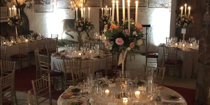 Hochzeit - Umgebung: in den Bergen - Zillertal - Beispiel Set-Up einiger runder Tische im Habsburgersaal am Abend - Schloss Tratzberg