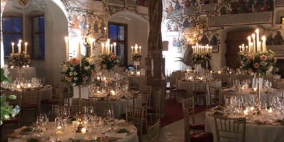 Hochzeit - Garten - Tirol - Im Erker kann auch ein runder Tisch aufgestellt werden. Alternativ könnte sich hier die musikalische Begleitung abhalten - Schloss Tratzberg