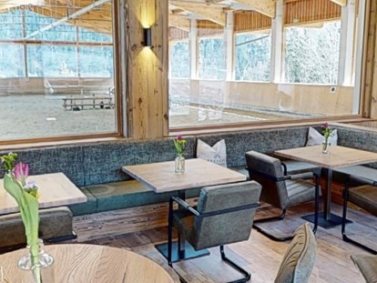 Hochzeit - Art der Location: Restaurant - Die Reithalle wurde 2022 liebevoll aufgebaut und überzeugt mit jedem Detail. - Reithalle
