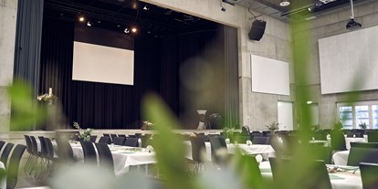 Hochzeit - Hochzeitsessen: mehrgängiges Hochzeitsmenü - Wachenheim an der Weinstraße - Der Saal mit Bühne, mit Tafeln bestuhlt - erlebt Forum Landau
