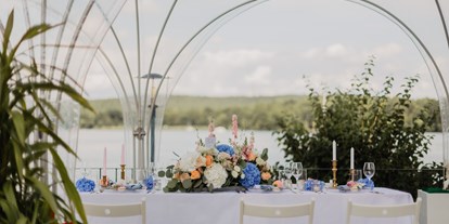 Hochzeit - Art der Location: im Freien - Brandenburg Süd - Eine bunt geschmückte Hochzeitstafel auf unserer Wasserterrasse unter einem anmietbaren Kuppelzelt - Richtershorn am See