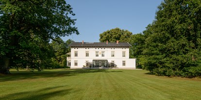 Hochzeit - Art der Location: privates Anwesen - Binnenland - Blick aus dem Park auf das Herrenhaus - Herrenhaus Gut Bliestorf GmbH