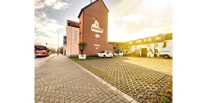 Hochzeit - Umgebung: in einer Stadt - Krefeld - Parkplatz - Hotel und Restaurant Kolossos in Neuss am Rhein