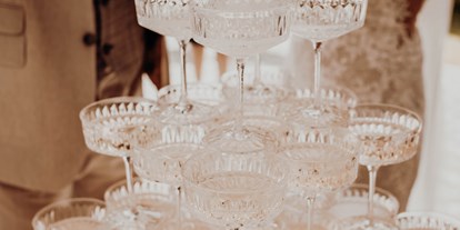 Hochzeit - Umgebung: in Weingärten - Baden-Württemberg - Unser Champagner Empfang mit Pyramide - Kitchen & Soul