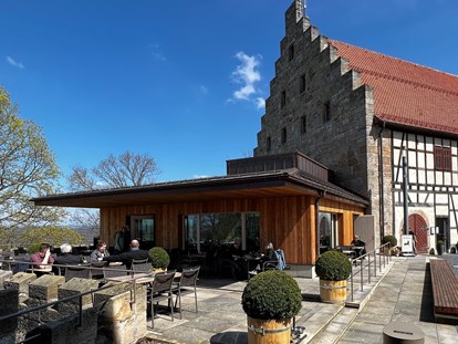 Hochzeit - Hochzeitsessen: 5-Gänge Hochzeitsmenü - Deutschland - Panorama-Terrasse im Burghof - VESTE HELDBURG 