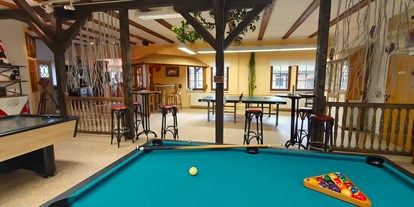 Hochzeit - Umgebung: in einer Stadt - Deutschland - Billiard , Tischtennis, Eishockey , DART - Hotel Restaurant "Seiffener Hof"