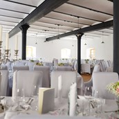 Hochzeitslocation: Höhe Wände und die Industrial Optik machen den Festsaal vom Stanglbräu zu etwas ganz Besonderem. - Stanglbräu
