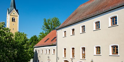 Hochzeit - Bayern - Das Stanglbräu mit Gastgarten liegt in unmittelbarer Nähe zur Kirche.  - Stanglbräu