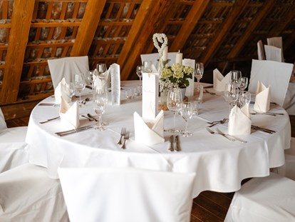 Hochzeit - Hochzeits-Stil: Traditionell - Karlsbad - Hochzeitsfeier auf dem Theurerhof - runde Tisch auf dem Heuboden - Theurerhof