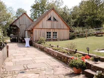 Hochzeit - Böblingen - Blick auf den Eselstall- der Außenbereich eignet sich ideal für einen entspannten Aperitifempfang - Theurerhof