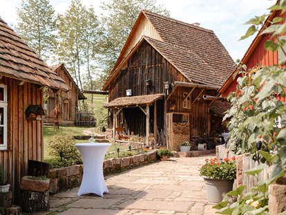 Hochzeit - Art der Location: Bauernhof/Landhaus - Deutschland - Blick vom Eselstall zum Haupthaus - Theurerhof
