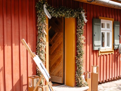Hochzeit - Art der Location: Eventlocation - Leonberg (Böblingen) - Eingang zum Hauptgebäude- Bauernhaus mit Heuboden und Stuben - Theurerhof
