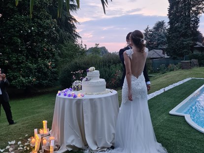 Hochzeit - Festzelt - Italien - Kuchenschneiden am Pool - Villa Sofia Italy