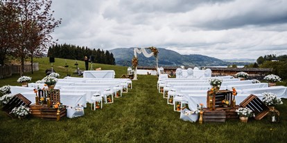Hochzeit - Art der Location: privates Anwesen - Gartenhochzeit auf dem Feldbauernhof am Attersee. - Feldbauernhof