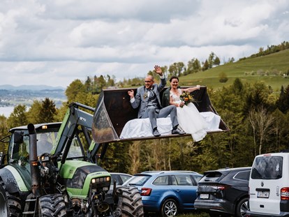 Hochzeit - Umgebung: in den Bergen - Österreich - Die weiße Kutsche und den roten Porsche hat jeder. Am Feldbauernhof gehts daher mit dem Traki zur Trauung. - Feldbauernhof