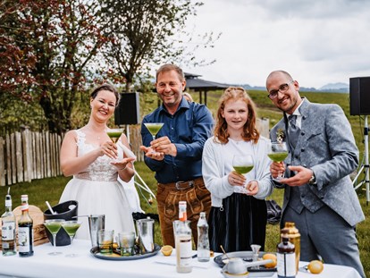 Hochzeit - Umgebung: mit Seeblick - Am Feldbauernhof könnt ihr euren eigenen Hochzeitscocktail mit dem Cocktailmeister persönlich mixen. - Feldbauernhof