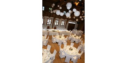Hochzeit - Art der Location: Gasthaus - Bezirk Imst - Milser Stadl mit runden Tischen - Trofana Tyrol