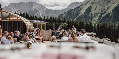 Hochzeit - Art der Location: Eventlocation - Österreich - Die Terrasse des VIEW bietet die ideale Kulisse für eine Trauung in Tirols Bergen. - Das View - the Pop-Up