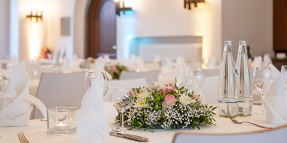 Hochzeit - Hochzeitsessen: Buffet - Berlin-Stadt - Gedeckte Tische mit Gesteck - Französischer Dom und Restaurant Hugo & Notte